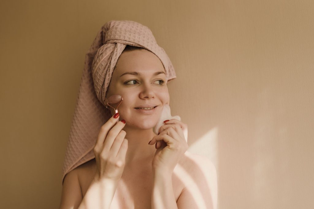 découvrez comment créer la routine beauté idéale adaptée à votre style unique pour révéler votre éclat naturel chaque jour.
