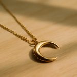 découvrez la signification du collier demi lune et explorez le symbole mystérieux qu'il représente dans différentes cultures et spiritualités.