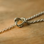 découvrez la signification du nœud dans une chaîne : un symbole romantique chargé d'émotion ou une superstition mystérieuse ?