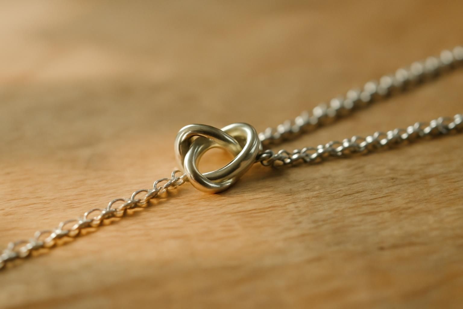 découvrez la signification du nœud dans une chaîne : un symbole romantique chargé d'émotion ou une superstition mystérieuse ?