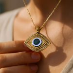 découvrez la signification de l'œil dans les bijoux : protection, symbole culturel et origine historique. comprenez ce que cet emblème mystérieux représente.