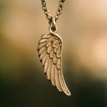 découvrez la signification profonde du pendentif aile d'ange, symbole de protection, de spiritualité et d'espoir. apprenez pourquoi ce bijou est si apprécié.